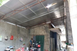 Đá rơi vào nhà dân làm vỡ mái. (Ảnh: Nguyễn Nam/TTXVN)