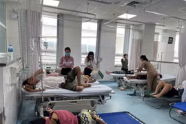 Nhiều người dân sau khi ăn bánh mì tại tiệm C.B tại thành phố Vũng Tàu phải nhập viện điều trị tại Bệnh viện Vũng Tàu. (Ảnh: TTXVN phát)