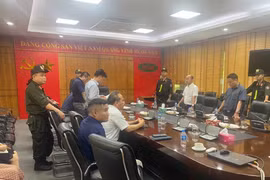 Thực hiện Lệnh bắt tạm giam Tổng Giám đốc Tổng công ty máy động lực và máy nông nghiệp Việt Nam. (Ảnh TTXVN phát)