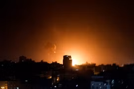 Khói lửa bốc lên sau một cuộc không kích của Israel xuống Gaza. (Ảnh: AFP/TTXVN)