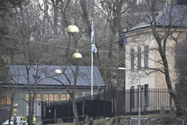 Bên ngoài Đại sứ quán Israel tại Stockholm, Thụy Điển. (Nguồn: AP)