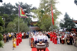 Các đại biểu và nhân dân thành kính dâng hương tưởng niệm Tổ Mẫu Âu Cơ năm 2023. (Ảnh: Trung Kiên/TTXVN)