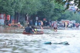 Đường Dương Tự Minh vẫn ngập sâu trong nước (ảnh chụp lúc 6h30 ngày 11/9). (Ảnh: Hoàng Hiếu/TTXVN)