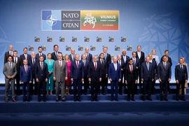 Tổng Thư ký NATO Jens Stoltenberg (giữa, hàng đầu) chụp ảnh chung với các nguyên thủ quốc gia thành viên NATO tại Hội nghị Thượng đỉnh của liên minh ở Vilnius, Litva, ngày 11/7/2023. (Ảnh: AFP/TTXVN)