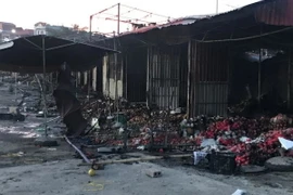 Nhiều kiốt kinh doanh hoa quả bị thiệt hại do vụ cháy chợ gây ra. (Ảnh: Báo Nhân dân)