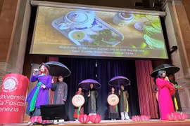 Các em sinh viên Bộ môn tiếng Việt trường Đại học Ca’Foscari biểu diễn bài quan họ "Mời nước, mời trầu". (Ảnh: Dương Hoa/TTXVN)