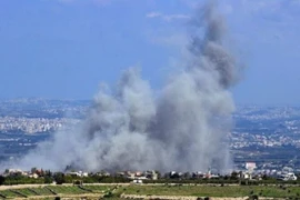 Khói bốc lên sau một vụ tấn công của lực lượng Hezbollah nhằm vào các căn cứ quân sự của Israel. (Ảnh: IRNA/TTXVN)