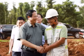 Thủ tướng Phạm Minh Chính thăm hỏi, động viên công nhân thi công đường bộ cao tốc Khánh Hòa-Buôn Ma Thuột. (Ảnh: Dương Giang/TTXVN)