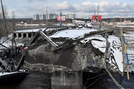 Một cây cầu bị phá hủy trong xung đột tại thành phố Irpin, Ukraine, ngày 8/3/2022. (Ảnh: AFP/TTXVN)