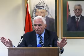 Ông Azzam al-Ahmed, chỉ huy cấp cao của Phong trào Fatah, trong cuộc họp báo tại Ramallah, Bờ Tây. (Ảnh: AFP/TTXVN)