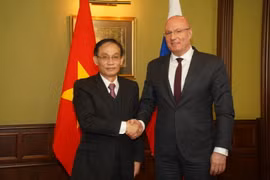 Ông Lê Hoài Trung với Phó Thủ tướng Liên bang Nga Dmitry Chernyshenko, Đồng Chủ tịch Ủy ban Liên chính phủ Việt-Nga về hợp tác kinh tế-thương mại và khoa học kỹ thuật. (Ảnh: Duy Trinh/TTXVN)