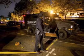 Cảnh sát phong tỏa hiện trường vụ nổ súng ở Oakland, bang California, Mỹ. (Ảnh: AP/TTXVN)