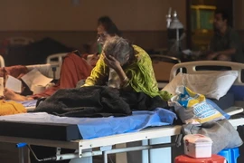 Bệnh nhân COVID-19 được điều trị tại bệnh viện ở New Delhi, Ấn Độ. (Ảnh: AFP/TTXVN)