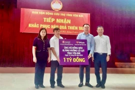 Đại diện TPBank cùng đại diện Công ty cổ phần Tập đoàn Vàng bạc đá quý DOJI trao ủng hộ 1 tỷ đồng tới bà Vũ Thị Hiền Hạnh - Phó Chủ tịch Ủy ban Nhân dân tỉnh Yên Bái và ông Giàng A Tông - Chủ tịch Ủy ban Mặt trận Tổ quốc Việt Nam tỉnh Yên Bái. (Ảnh: TPBank)