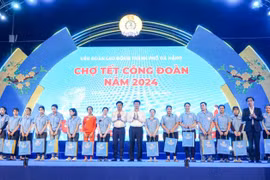 Đà Nẵng tặng quà, vé xe, phiếu mua hàng ưu đãi cho người lao động dịp Tết