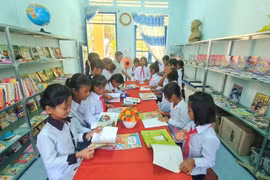 Học sinh đọc sách, truyện tại tủ sách Đinh Hữu Dư. (Ảnh minh họa. Hồng Điệp/TTXVN)