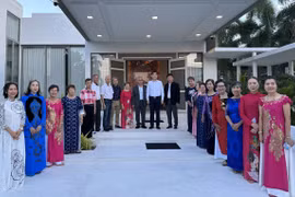 Đại sứ Phạm Việt Hùng chụp ảnh lưu niệm với kiều bào tỉnh Yasothon. (Ảnh: Huy Tiến/TTXVN)