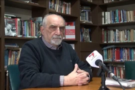 Quyền Tổng Bí thư Đảng Cộng sản Argentina, Jorge Kneyness, trả lời phỏng vấn phóng viên TTXVN tại Buenos Aires về Chủ tịch Hồ Chí Minh. (Ảnh: TTXVN phát)
