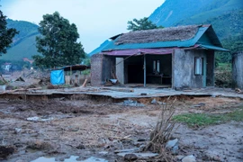 Một căn nhà bị hư hỏng do mưa lũ ở bản Cuông 2 (xã Xuân Hòa, huyện Bảo Yên). (Ảnh: Hoàng Hiếu/TTXVN)