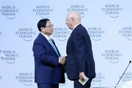 Thủ tướng Phạm Minh Chính và Nhà sáng lập kiêm Chủ tịch điều hành Diễn đàn Kinh tế thế giới (WEF) Klaus Schwab. (Ảnh: Dương Giang/TTXVN)