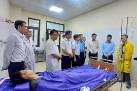 Đại diện lãnh đạo Ủy ban Nhân dân tỉnh Quảng Ninh, các đoàn thể thăm hỏi, hỗ trợ nạn nhân bị thương được điều trị tại Bệnh viện Đa khoa tỉnh Quảng Ninh. (Ảnh: Thanh Vân/TTXVN)