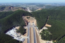 Đoạn cao tốc Nghi Sơn-Diễn Châu có điểm đầu thuộc địa phận thị xã Nghi Sơn, tỉnh Thanh Hóa; điểm cuối thuộc địa phận huyện Diễn Châu, tỉnh Nghệ An. (Ảnh: Huy Hùng/TTXVN)