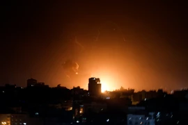 Khói lửa bốc lên sau một cuộc không kích của Israel xuống Gaza. (Ảnh: AFP/TTXVN)