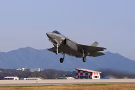 Máy bay chiến đấu F-35A của không lực Hàn Quốc tham gia một cuộc tập trận tại Gunsan, Hàn Quốc ngày 31/10/2022. )Ảnh: AFP/TTXVN)