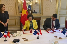 Bộ trưởng Phạm Thị Thanh Trà và Bộ trưởng Công vụ, Đơn giản hóa và Chuyển đổi dịch vụ công Pháp Guillaume Kasbarian ký Thỏa thuận hợp tác trong lĩnh vực công vụ và hiện đại hóa nền hành chính giai đoạn 2022-2024. (Ảnh: TTXVN phát)