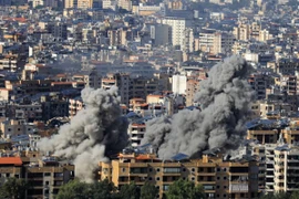 Khói bốc lên sau các cuộc không kích của Israel xuống ngoại ô phía Nam thủ đô Beirut, Liban. (Ảnh: THX/TTXVN)