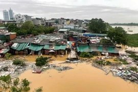 Nước sông Hồng dâng cao, gây ngập khu vực ngoài bãi Phúc Xá, ảnh hưởng đến cuộc sống người dân (ảnh chụp lúc 6g30 ngày 10/9). (Ảnh: An Đăng/TTXVN)