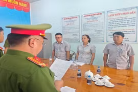 Cán bộ điều tra Công an tỉnh Đồng Nai công bố quyết định khởi tố, lệnh bắt tạm giam đối với 3 bị can là cán bộ và nguyên cán bộ xã Ngọc Định (huyện Định Quán). (Ảnh: Công an Đồng Nai/TTXVN phát)