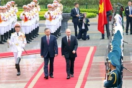 Chủ tịch nước Tô Lâm và Tổng thống Liên bang Nga Vladimir Putin duyệt Đội danh dự Quân đội nhân dân Việt Nam. (Ảnh: Phạm Kiên/TTXVN)