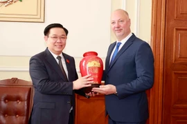 Chủ tịch Quốc hội Vương Đình Huệ tặng quà lưu niệm Chủ tịch Quốc hội Cộng hòa Bulgaria Rossen Dimitrov Jeliazkov. (Ảnh: Doãn Tấn/TTXVN)