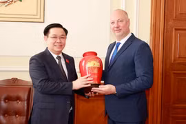 Chủ tịch Quốc hội Vương Đình Huệ tặng quà lưu niệm Chủ tịch Quốc hội Cộng hòa Bulgaria Rossen Dimitrov Jeliazkov. (Ảnh: Doãn Tấn/TTXVN)