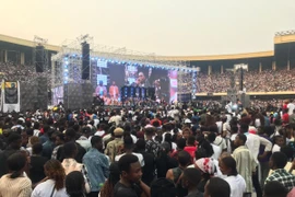 Khán giả tham dự buổi hòa nhạc tại sân vận động Stade de Martyrs ở Kinshasa, CHDC Congo, ngày 27/7. (Ảnh: THX/TTXVN)