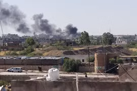 Khói bốc lên sau cuộc không kích nhằm vào vị trí của lực lượng Houthi tại Sanaa, Yemen. (Ảnh: THX/TTXVN)