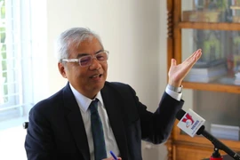 Tiến sỹ Chhang Youk, Giám đốc DC-Cam trả lời phỏng vấn. (Ảnh: Hoàng Minh/TTXVN)