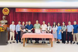 Đại sứ Việt Nam tại Malaysia Đinh Ngọc Linh cùng cán bộ, nhân viên Đại sứ quán, các cơ quan đại diện Việt Nam tại Malaysia quyên góp ủng hộ đồng bào bị thiệt hại. (Ảnh: TTXVN phát)