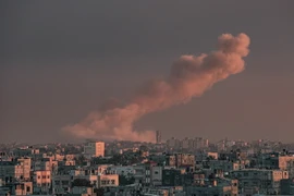 Khói bốc lên sau cuộc không kích của Israel xuống Khan Yunis, phía Nam Dải Gaza ngày 5/2. (Ảnh: AFP/TTXVN)