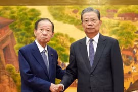 Ông Triệu Lạc Tế (phải) đã gặp ông Toshihiro Nikai. (Ảnh: japantimes)