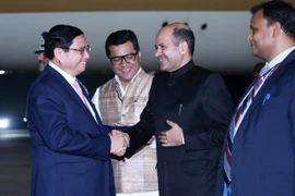 Các quan chức Ấn Độ đón Thủ tướng Phạm Minh Chính tại sân bay quân sự Palam, Thủ đô New Delhi. (Ảnh: Dương Giang/TTXVN)\
