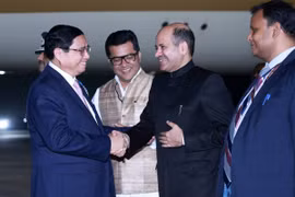 Các quan chức Ấn Độ đón Thủ tướng Phạm Minh Chính tại sân bay quân sự Palam, Thủ đô New Delhi. (Ảnh: Dương Giang/TTXVN)\