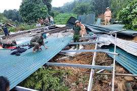 Các lực lượng chức năng khẩn trương thực hiện công tác cứu nạn cứu hộ vụ sạt lở nghiêm trọng tại huyện Bắc Quang (Hà Giang). (Ảnh: TTXVN phát)