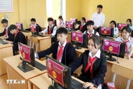 Giờ học tin học của học sinh Trường phổ thông Dân tộc nội trú Trung học cơ sở huyện Tân Sơn, tỉnh Phú Thọ. (Ảnh: Trung Kiên/TTXVN)