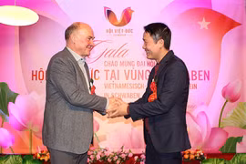 Ông Lê Quang Tuyến (bên phải) - Lãnh sự, đại diện Tổng lãnh sự quán Việt Nam tại Frankfurt am Main và Ông Gregor Lang - thành viên Hội đồng thành phố Augsburg vui mừng khi tới tham dự chương trình. (Ảnh: Phương Hoa/TTXVN)