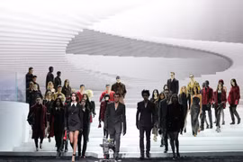 Versace Thu Đông: Dấu gạch nối giữa cội nguồn truyền thống và nổi loạn đương đại
