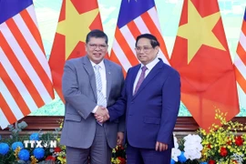 Thủ tướng Phạm Minh Chính với Chủ tịch Hạ viện Malaysia Tan Sri Dato’ Johari Bin Abdul. (Ảnh: Phạm Kiên/TTXVN)