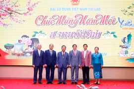 Đại sứ Nguyễn Bá Hùng cùng các đồng chí lãnh đạo cấp cao của Lào chụp ảnh lưu niệm tại sự kiện. (Ảnh: Phạm Kiên/TTXVN)