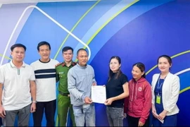 Anh Cao Bá Minh trả lại 3 tỷ đồng cho chị Lê Thị Kim Hoàng. (Ảnh: Công an cung cấp).